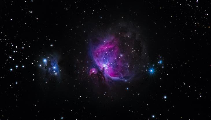 صورة للفضاء تظهر النجوم والكواكب. 