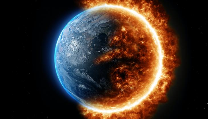 صورة للكرة الأرضية من الفضاء نصفها يحترق. 