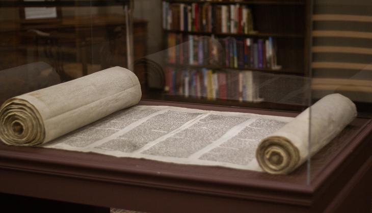 إزاحة الستار عن عرض التوراة الجديد في جامعة ترينيتي الدولية