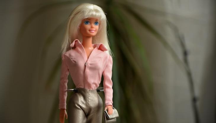 صورة لدمية باربي. 