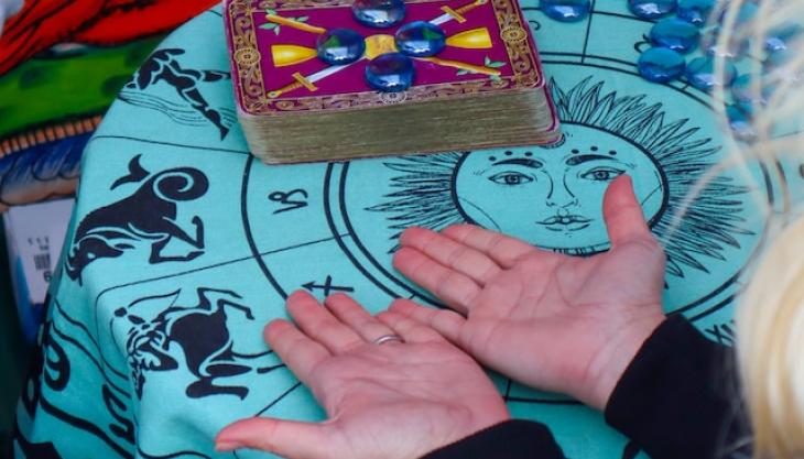 صورة ليدين بصّارة مع أوراق التارو. 