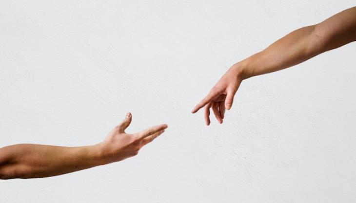 يدان تمتدان لتتلامس.