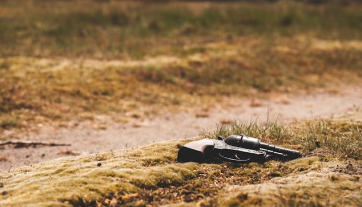 صورة لمسدس موضوع على الأرض. 