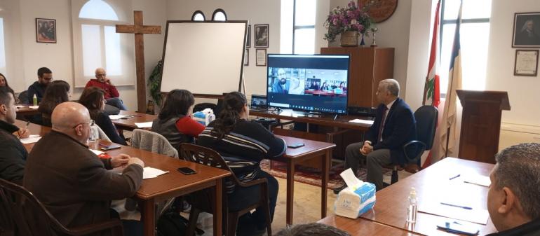 صورة للطلاب مع محاور على تقنية الزوم