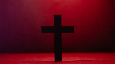 صورة لصليب مع خلفية حمراء.