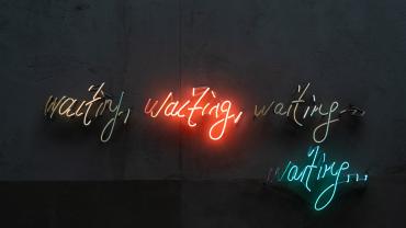 اشارة نيون مضيئة لكلمة: إنتظار