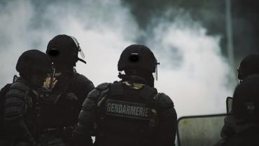 صورة لجنود من الخلف. 