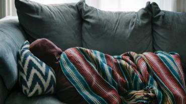 شخص مريض ممدد على الكنبة