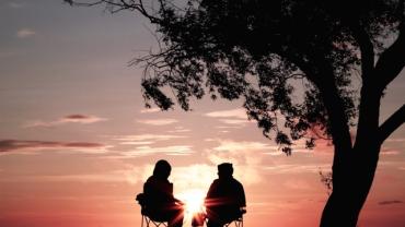 صورة لصديقين في جلسة حميمة في الطبيعة. 