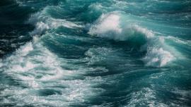 صورة لبحر هائج. 