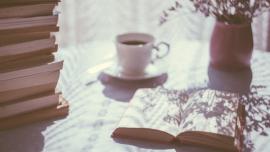 كتاب مفتوح مع كوب قهوة. 