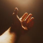 يد ممدودة نحو السماء