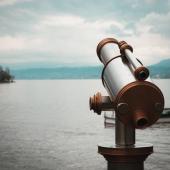 صورة لناضور موجَّه الى السماء.